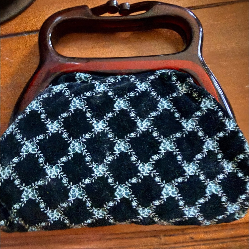 Vintage Black and White Handbag with Kiss Lock tortoise like Handle